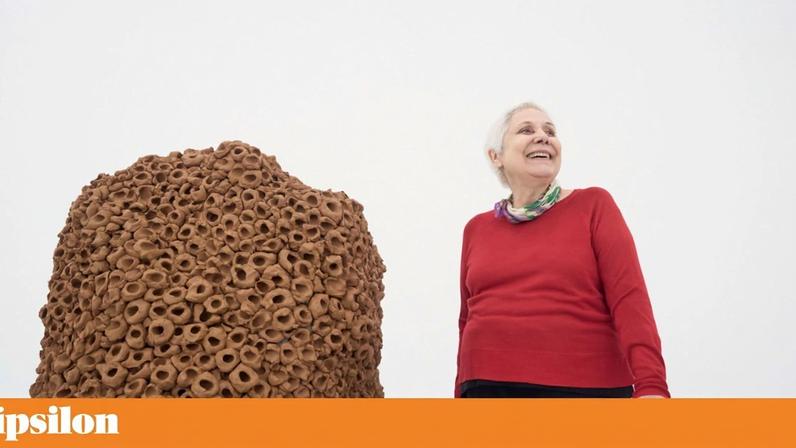 A exposição *Terra Poética*, de Anna Maria Maiolino, no MAAT, tem como cerne as esculturas em argila que a artista cria desde os anos 1980, relacionando-os com desenhos e fotografias