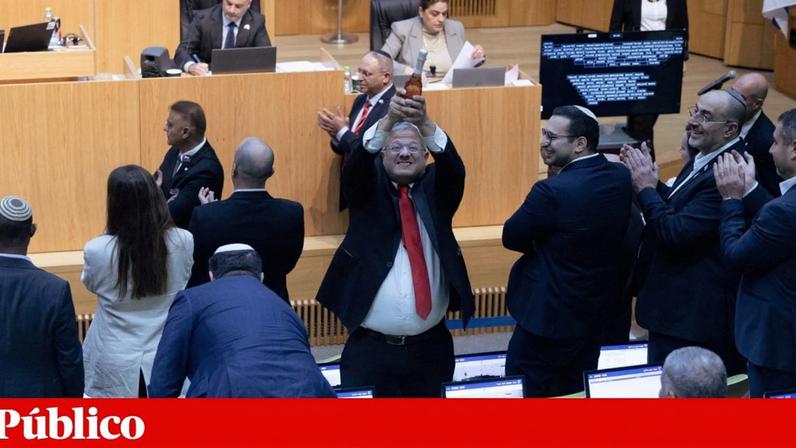 Ben-Gvir celebra aprovação da pena de morte com uma garrafa de champanhe