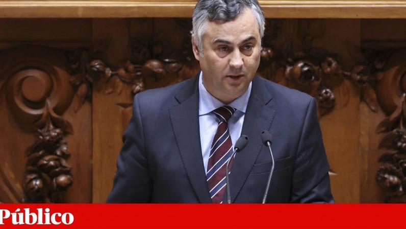 O ministro da Educação, Ciência e Inovação, Fernando Alexandre, na Assembleia da República
