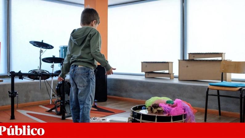 Rafael, com autismo não verbal, durante uma sessão de musicoterapia, numa escola de música