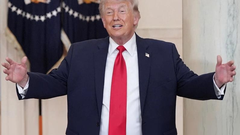 Trump diz ofensiva no Irão está quase completa, sem fim da guerra