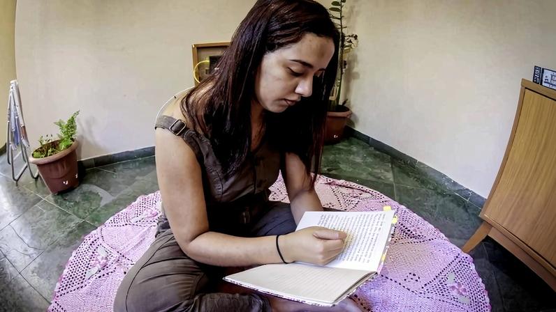 Luana Rodrigues faz tratamento para transtorno bipolar e acompanha as mudanças de humor com anotações num diário