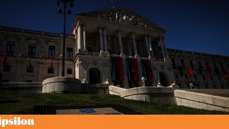 O que podemos ver, para já, é a estrutura que há-de receber flores e as quinas representadas numa espécie de mosaico; aqui, a AR no dia em que se celebraram os 50 anos da Constituição