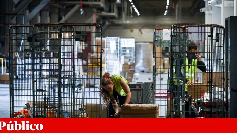 Trabalhadores no centro de operações dos CTT, em São João do Tojal, em Loures