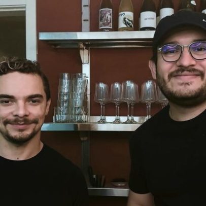 Cariocas abrem bar no Porto com foco em vinhos naturais e ambiente intimista