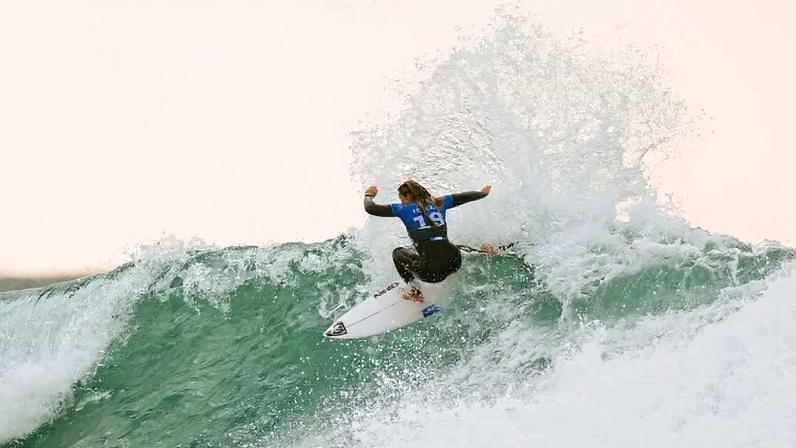 Kika Veselko em acção em Bells Beach, Victoria