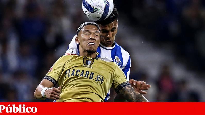 Alberto Costa e Sorriso em disputa acesa no FC Porto-Famalicão