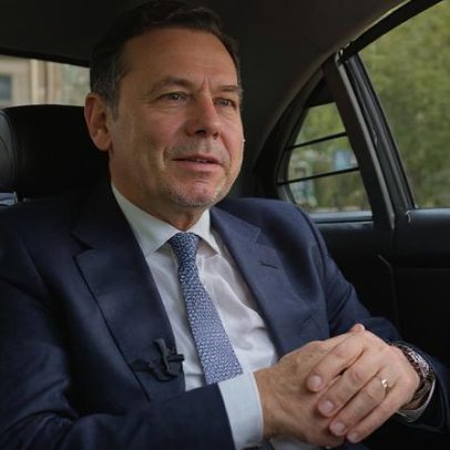 Luís Montenegro aparece sem cinto em vídeo; Governo pede segurança rodoviária