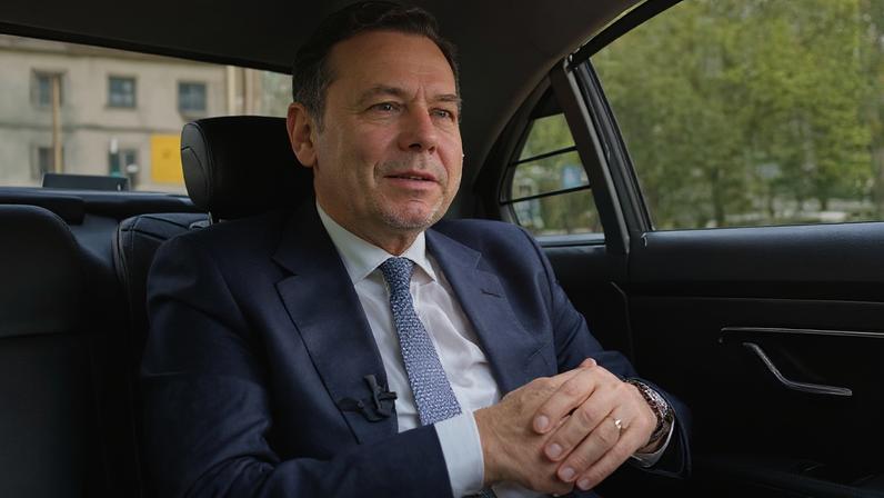 Luís Montenegro aparece sem cinto em vídeo; Governo pede segurança rodoviária