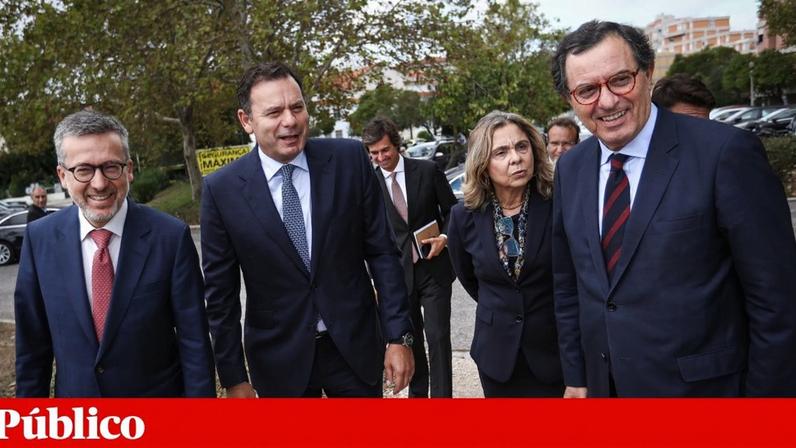 O primeiro-ministro, Luís Montenegro, acompanhado pelo presidente da Câmara de Lisboa e pelos ministros da Saúde e da Coesão Territorial no lançamento da obra do novo hospital em Lisboa