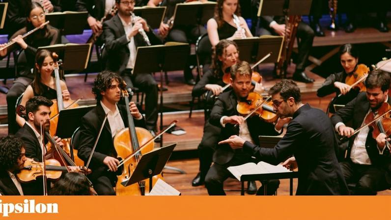 A Orquestra XXI sob direcção do maestro Dinis Sousa no Auditório de Espinho