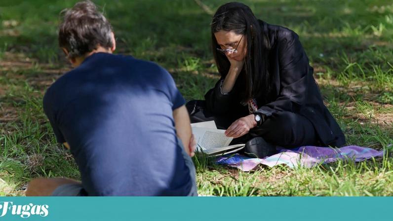 Lugares escolhidos para os clubes do livro silenciosos variam entre jardins, cafés e livrarias