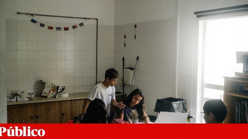 No acto de matrícula, o encarregado de educação ou o aluno, quando maior, indica, por ordem de preferência, cinco estabelecimentos de educação ou de ensino