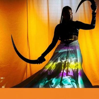 Wura Moraes dança com pai e tio tatuados no corpo