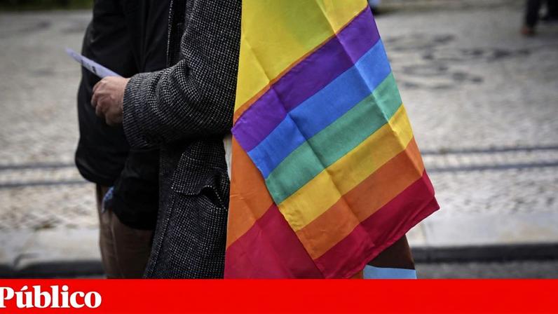 O CDS-PP quer proibir que bandeiras "associativas, reivndicativas, ideológicas ou de natureza circunstancial" sejam hasteadas em edifícios públicos