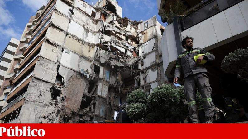 Um edifício destruído em Beirute, no Líbano, onde Israel continua a fazer ataques