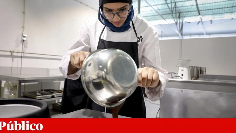 Alisha Liaqat , imigrante do Paquistão, tem formação de pastelaria juntamente com irmã no Centro de Emprego e Formação Profissional do Seixal