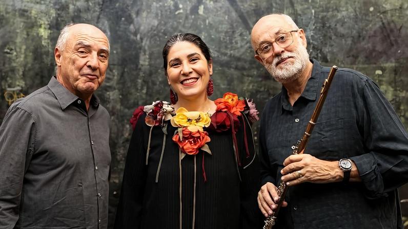 Mônica Salmaso entre Nelson Ayres e Teco Cardoso