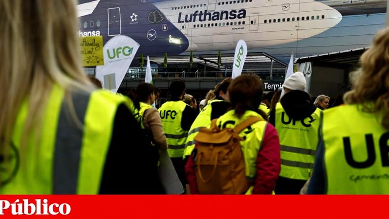 Tripulantes manifestaram-se (na foto, em Munique) e fizeram greve na sexta-feira, pilotos convocaram uma nova paralisação para segunda e terça-feira