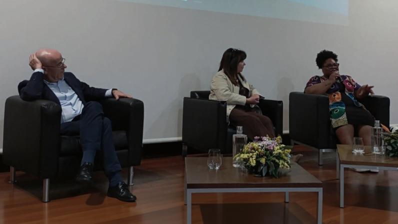 Da esq. para dir., Orlando Rodrigues, Fátima Castanheira e Michele Mara: debate sobre empreendedorismo, microcrédito e mentoria, em Bragança, Norte de Portugal