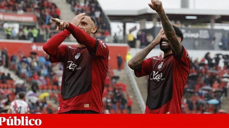 Muriqi, o "Pirata", a celebrar um golo ao lado do português Samu Costa