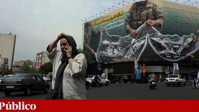 Um cartaz no centro de Teerão no qual se lê: "O estreito de Ormuz continuará encerrado"