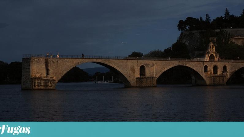 A ponte de Avignon por cima do rio Ródano