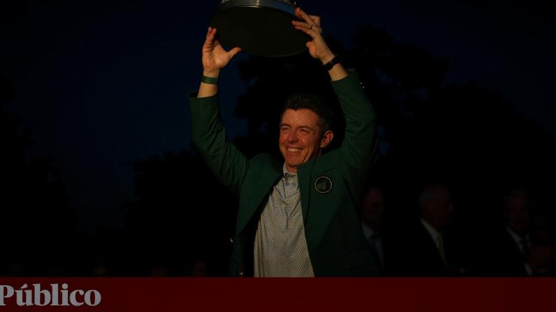 Rory McIlroy exibe o casaco verde e o troféu em Augusta National