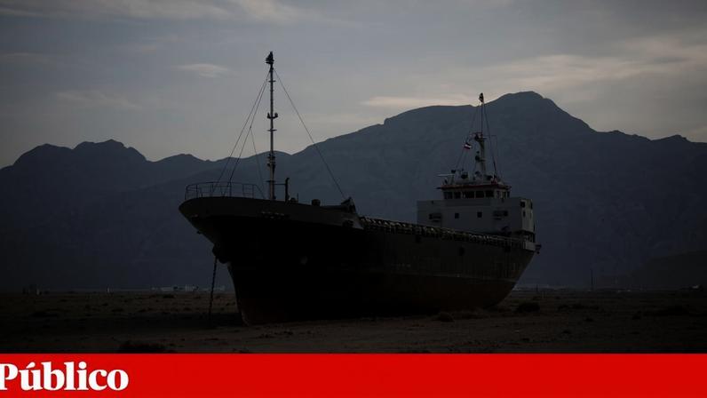 EUA avançam com bloqueio de portos iranianos; Trump diz que Irão quer acordo