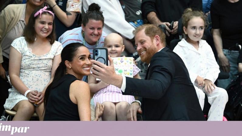 Harry e Meghan fazem uma selfie durante a visita ao Royal Children’s Hospital em Melbourne, Australia