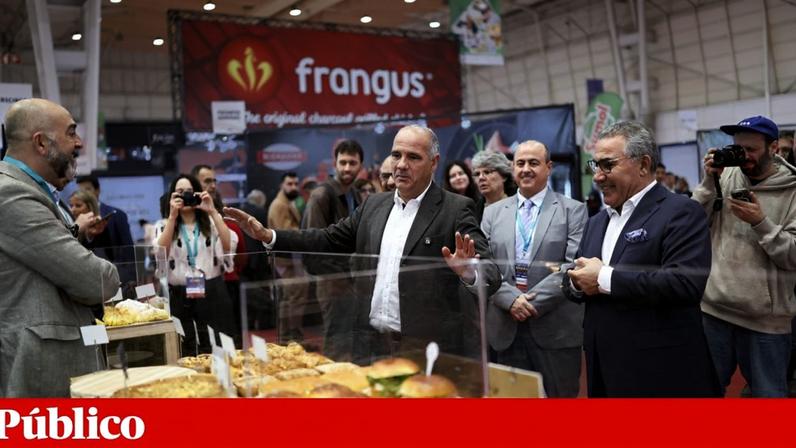 O secretário-geral do PCP, Paulo Raimundo, durante a visita à SAGALEXPO — Feira de Exportação dos Sabores de Portugal