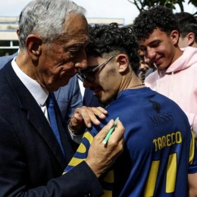 Marcelo Rebelo de Sousa é recebido como estrela numa escola de Águeda