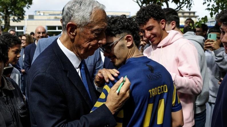 O ex-Presidente da República, Marcelo Rebelo de Sousa, à chegada para uma aula com alunos da Escola Secundária Adolfo Portela