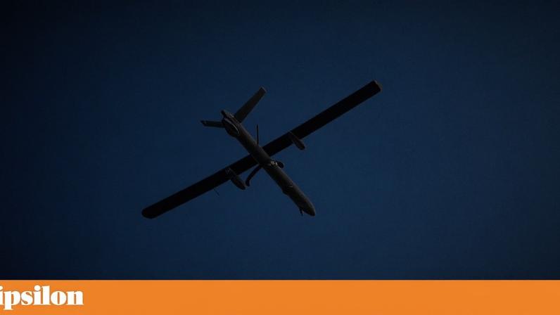 Um *drone* a sobrevoar Khan Yunis, Faixa de Gaza, Palestina, 12 de Abril de 2026