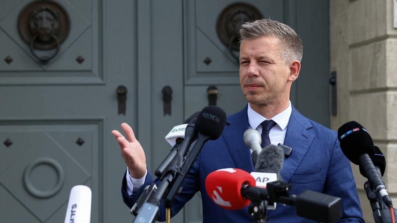 Magyar quer formar Governo rápido e pede demissão do Presidente