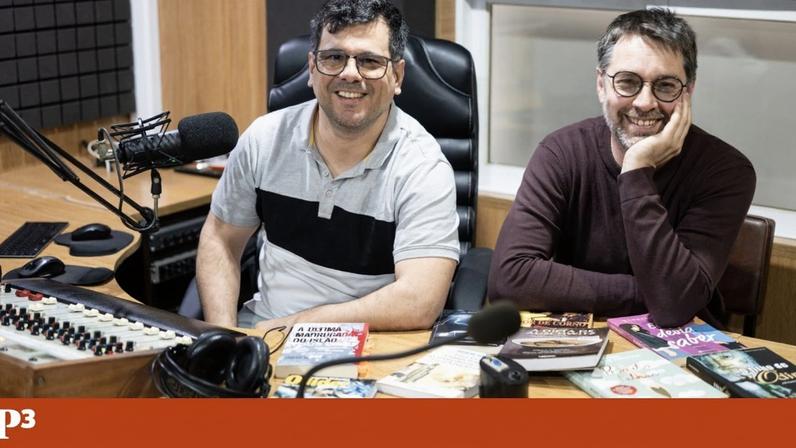 Bruno Henriques e Sérgio Duarte, autores do podcast Livros da Piça, no estúdio da rádio AVfm, em Ovar