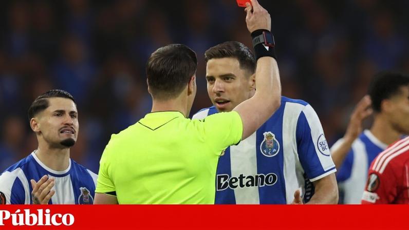 Bednarek foi expulso aos 8' e deixou o FC Porto com menos um