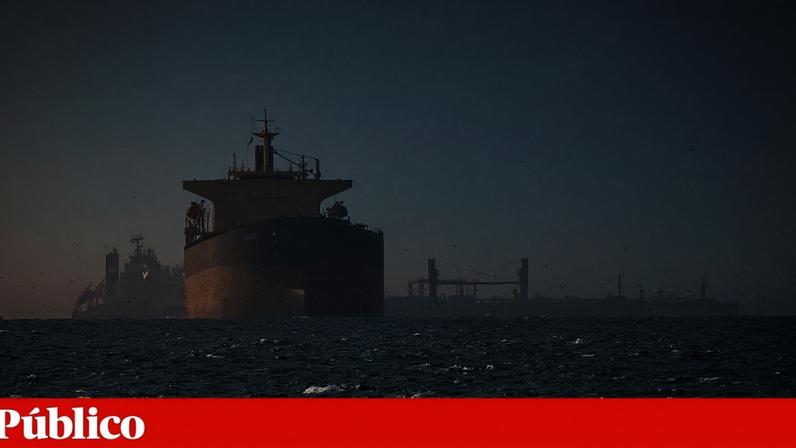 Trump celebra abertura do Estreito de Ormuz, mas bloqueio naval ao Irão continua