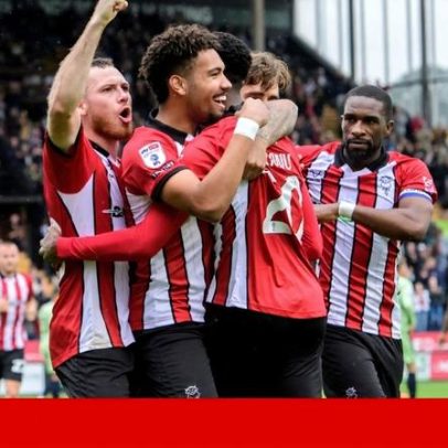 Treinador de futsal, poucos recursos e IA moldam a ascensão do Lincoln City