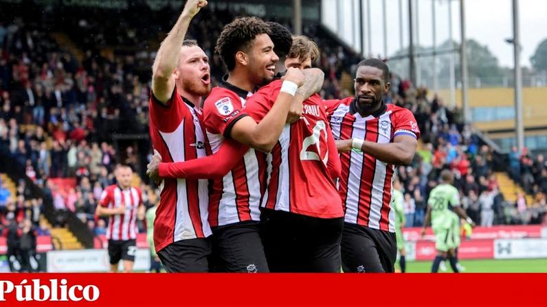 Treinador de futsal, poucos recursos e IA moldam a ascensão do Lincoln City