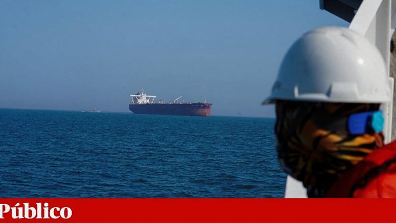 Primeiros navios atravessam o estreito de Ormuz após a reabertura