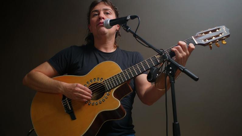 A cantora e multi-instrumentista italiana Lavinia Mancusi tem trabalho sobre o cancioneiro do seu país e foi uma das intérpretes do Babel Music XP 2026, em Marselha