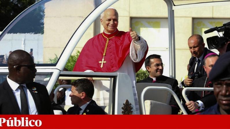 Papa Leão XIV cumprimentando as pessoas que se juntaram à beira das ruas de Luanda para o saudar
