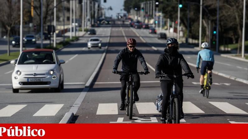 No caso de ciclistas, condutores de outros velocípedes e utilizadores de trotinetas eléctricas, as autoridades alertam para o perigo de circularem em contramão