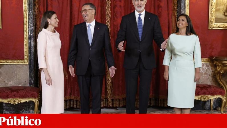 O Presidente da República esteve acompanhado pela mulher e foi recebido por Felipe VI no Palácio Real e pela rainha Letizia