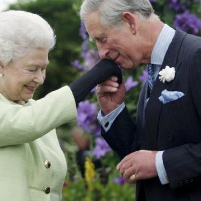 Carlos III homenageia a Rainha Isabel II no que seria o seu 100.º aniversário