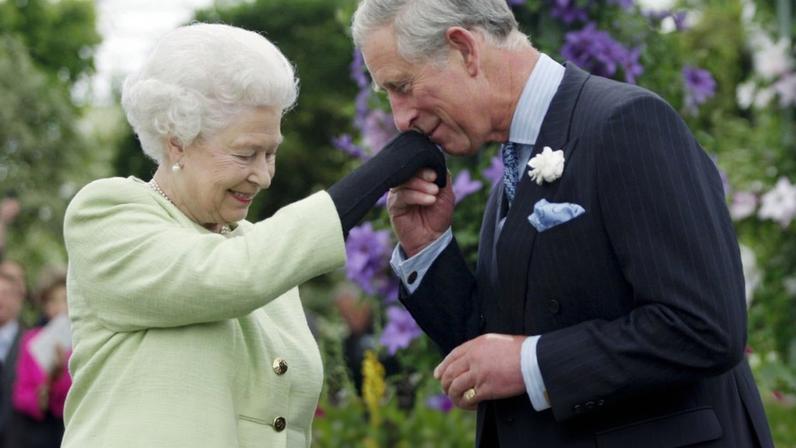 Carlos III homenageia a Rainha Isabel II no que seria o seu 100.º aniversário