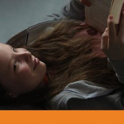 Agressão entre amigas ligada à obra 'A Rapariga Que Sabia Demais'