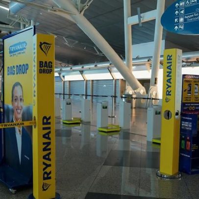 Ryanair encerra check-in e entrega de bagagem uma hora antes do voo