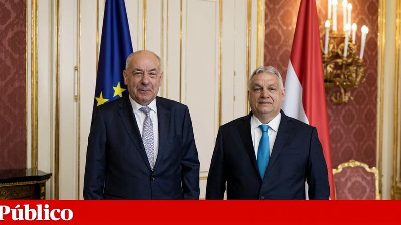 Petições e cargo blindado situam o presidente húngaro no centro da transição